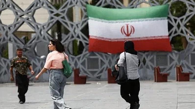 Mulheres iranianas caminham em rua de Teerã 27 de abril de 2026 Majid Asgaripour/WANA