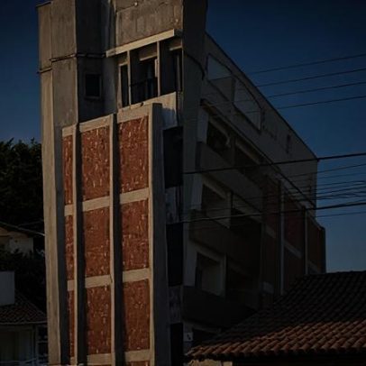 Muro entre casa e prédio em MG viraliza 25 anos após construção