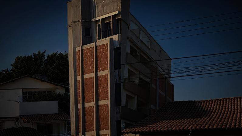 O arquiteto Ivan Vasconcelos esclarece a polêmica por trás de um muro de 13 metros que viralizou na internet devido às suas dimensões incomuns.
