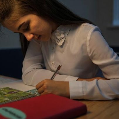 Aulas mais tarde melhoram sono, saúde e desempenho de adolescentes