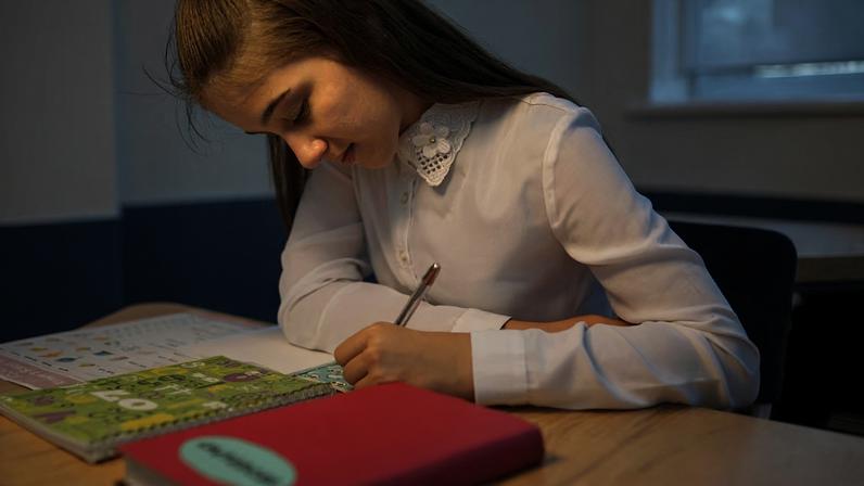 Aulas mais tarde melhoram sono, saúde e desempenho de adolescentes