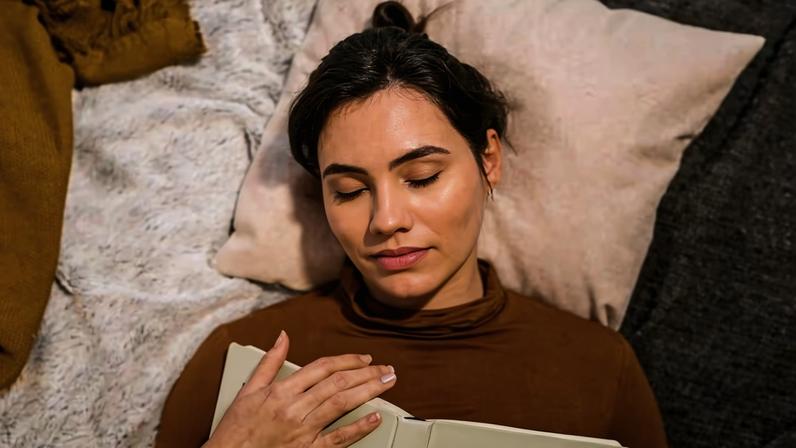 Dormir bem é um dos fatores fundamentais para manter a saúde em dia. Durante o sono, o corpo recupera energia e regula diversas funções do organismo. Confira algumas dicas para evitar a insônia e acordar mais disposto.