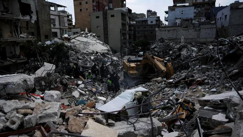 Cidade de Tiro registrou 35 feridos e cerca de 15 desaparecidos; bombardeiros atingiram seis prédios residenciais