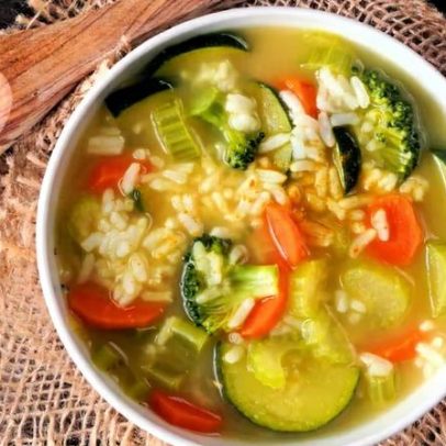 Cinco sopas detox e práticas para começar a segunda-feira