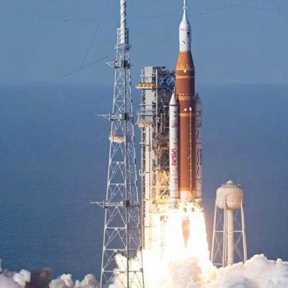 Artemis 2 decola com astronautas a bordo rumo à Lua