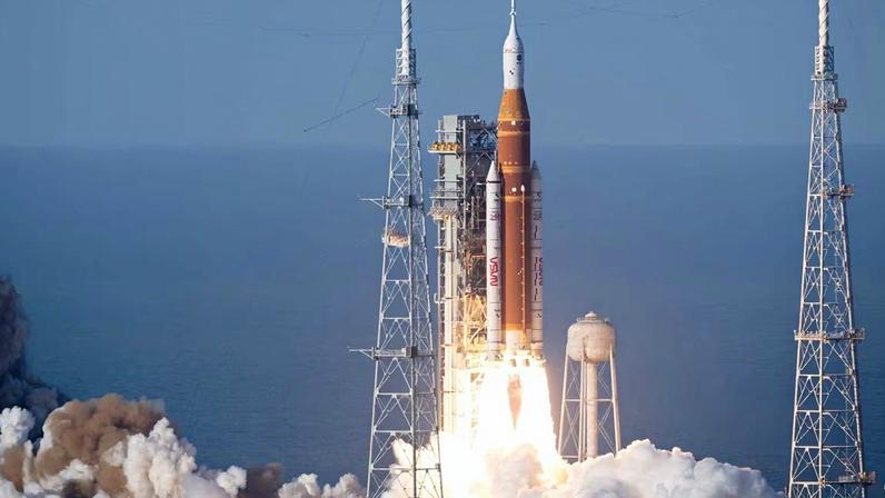 Artemis 2 decola com astronautas a bordo rumo à Lua