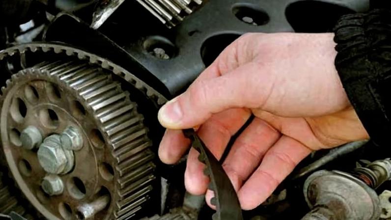 A correia dentada exige troca periódica para evitar danos graves ao motor
