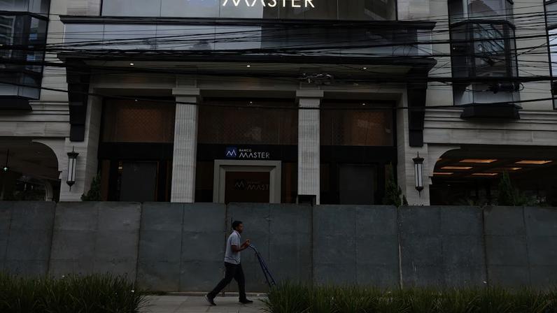 Fachada do banco Master em São Paulo, com tapumes, após a quebra do banco.