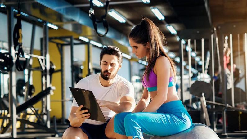 Um bom personal trainer elabora os treinos pensando nas necessidades específicas do aluno.