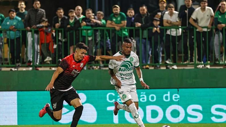 Athletico e Chapecoense duelam em fases opostas do Brasileirão