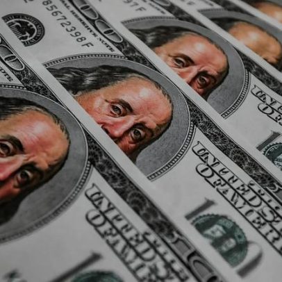 Ibovespa sobe com leve valorização e dólar cai a R$ 4,97