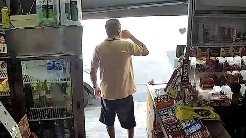 Demostenes Dias de Macedo foi flagrado bebendo em frente a um estabelecimento