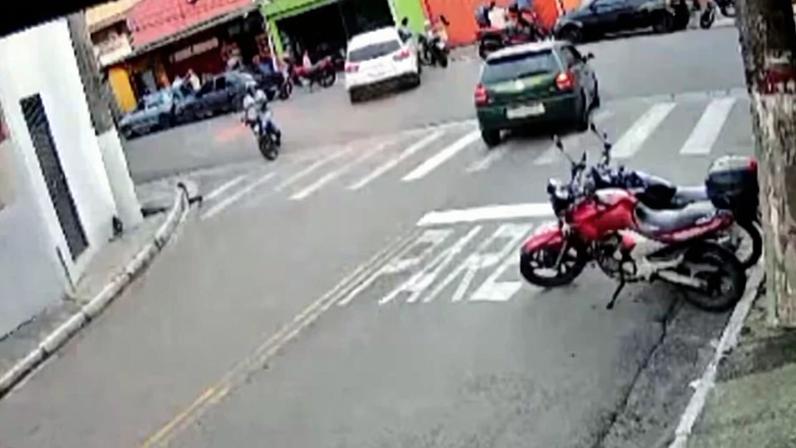 Momento que o carro branco atropela as crianças na calçada