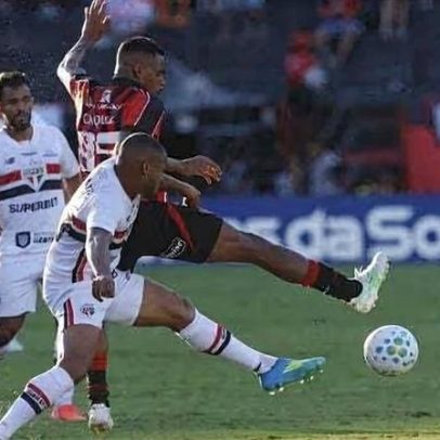 Vitória vence São Paulo após expulsão de atleta