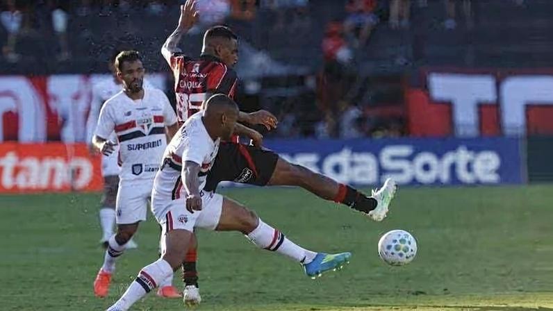 Vitória vence São Paulo após expulsão de atleta