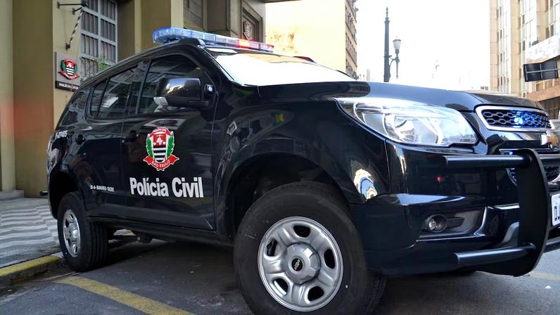 Corpos estavam em imóvel onde a jovem morava; polícia investiga o caso como homicídio
