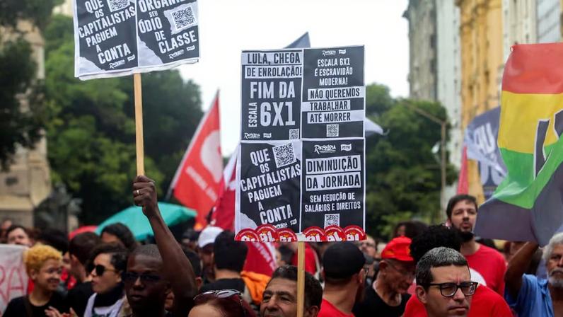 Manifestação contra a escala 6x1 na Cinelândia, Rio de Janeiro: proposta avançou na Câmara dos Deputadoa