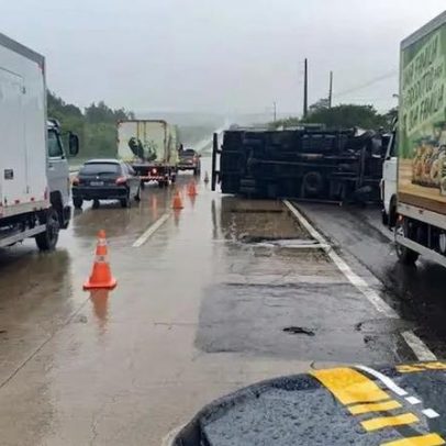 Caminhão tomba e fecha parcialmente a BR-101 em João Pessoa