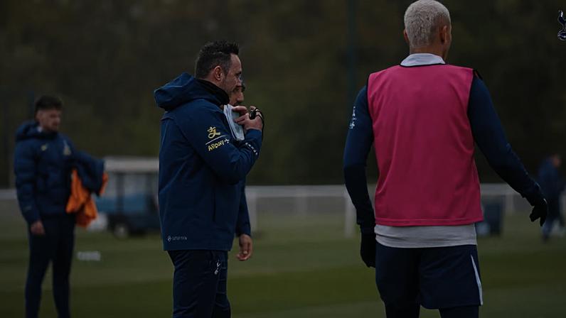 Confira o treino dos Spurs comandado por Roberto De Zerbi antes do confronto da Premier League contra o Brighton & Hove Albion.