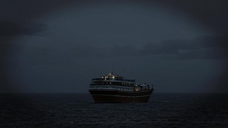 Pássaros voam perto de um navio no Estreito de Ormuz, em meio ao conflito entre Estados Unidos e Israel com o Irã, visto a partir de Musandam, Omã - 02/03/2026 (Foto: REUTERS/Amr Alfiky)