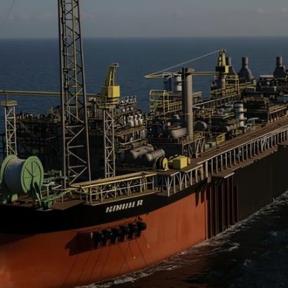 Petróleo chega a US$100 com ataques em Ormuz e recuo de estoques