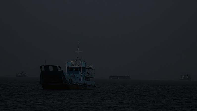 Navios e barcos no Estreito de Ormuz, na costa de Musandam, em Omã20 de abril de 2026