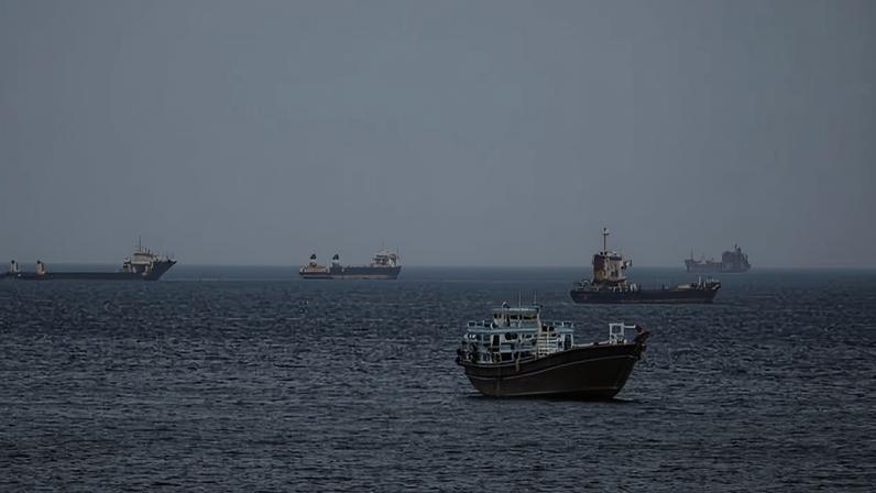 Navios e embarcações no Estreito de Ormuz | Foto: REUTERS/Stringer