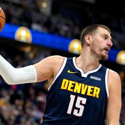 Jokic faz história, Nuggets vencem Spurs e ficam em terceiro