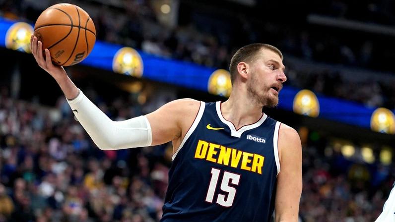 Jokic faz história, Nuggets vencem Spurs e ficam em terceiro