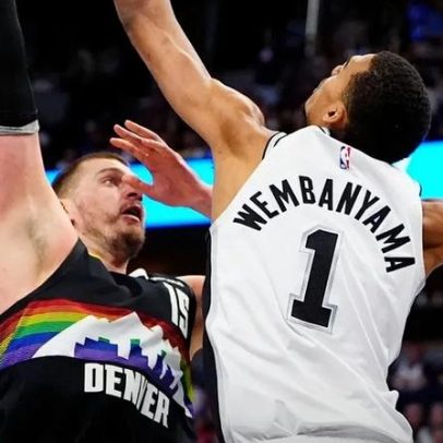Jokić faz história e Nuggets vencem Spurs na prorrogação