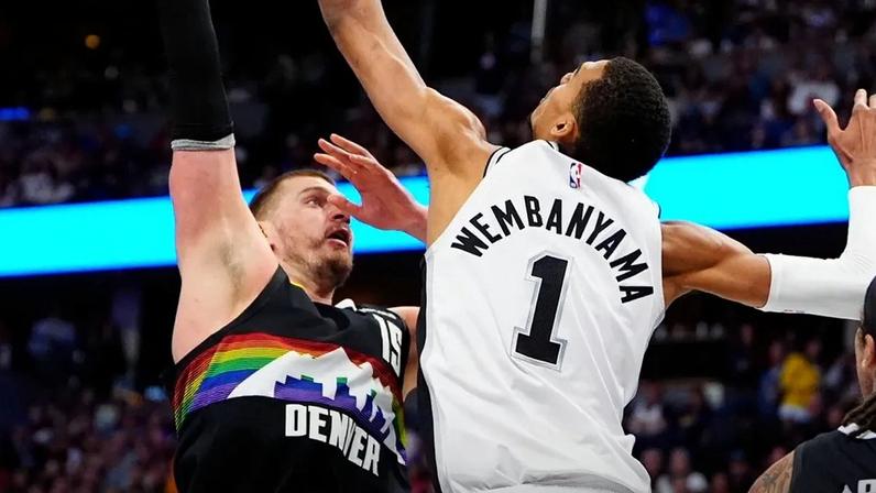 Jokić faz história e Nuggets vencem Spurs na prorrogação