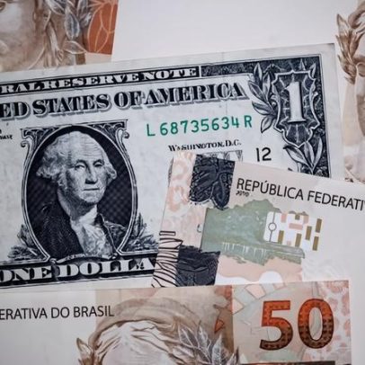 Dólar fecha abaixo de R$ 5 e recua 0,56% na semana