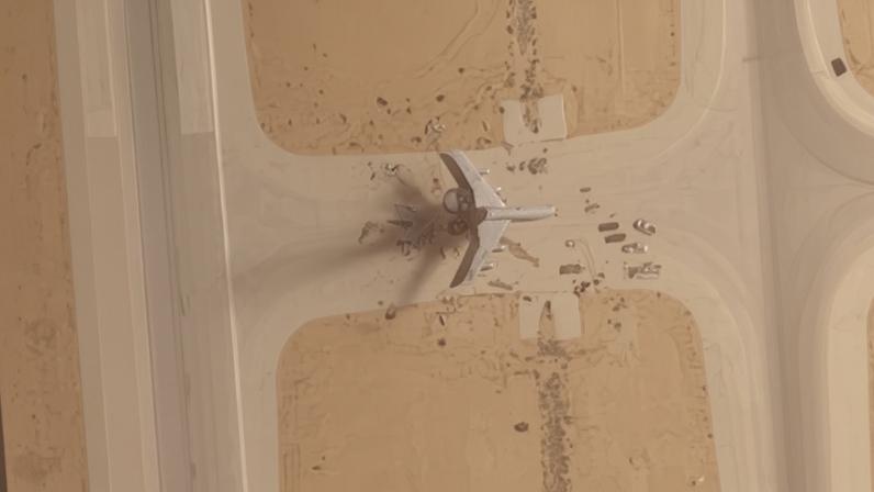 Novas imagens de satélite fornecidas à CNN pela Airbus mostram os restos de uma aeronave E-3 Sentry dos EUA destruída após um ataque iraniano à Base Aérea Prince Sultan em 27 de março.