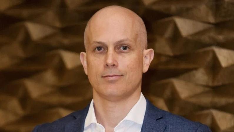 Omar Teixeira, diretor de Corporate Affairs da JTI aponta para o risco de demissões na indústria formal
