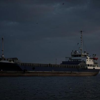 Superpetroleiros sancionados pelos EUA entram no Golfo, apesar do bloqueio