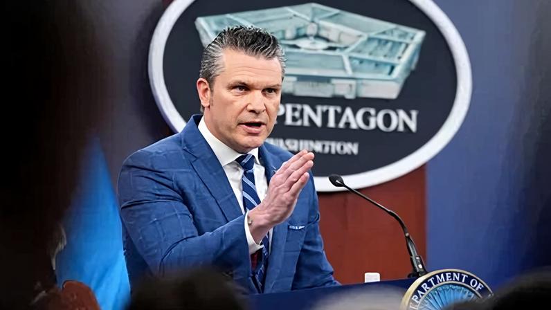 O Secretário de Guerra dos EUA, Pete Hegseth, fala durante uma coletiva de imprensa no Pentágono em 8 de abril de 2026, em Arlington, Virgínia.