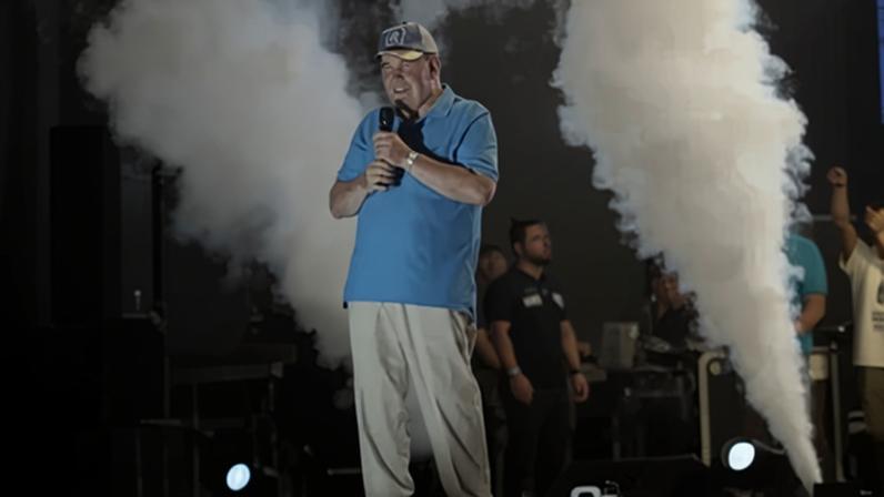 O candidato presidencial Rafael Lopez Aliaga, do partido Renovação Popular, faz discurso durante o comício de encerramento de sua campanha, em Lima, Peru, em 9 de abril de 2026