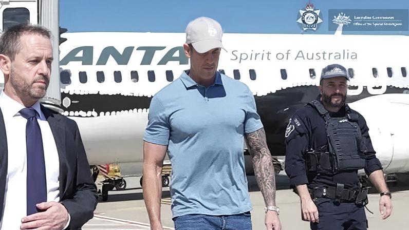 O ex-soldado australiano Ben Roberts-Smith é acompanhado por agentes no aeroporto de Sydney.