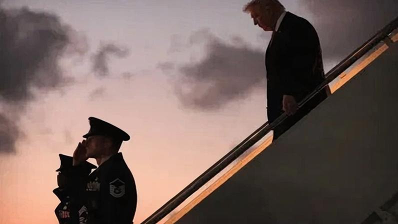 O presidente Donald Trump desembarca do Air Force One no Aeroporto Internacional de Palm Beach, em West Palm Beach, Flórida, em 27 de março.