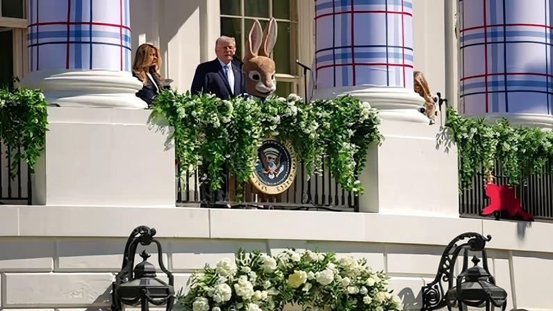O presidente Donald Trump fala na varanda durante o evento de Páscoa na Casa Branca.