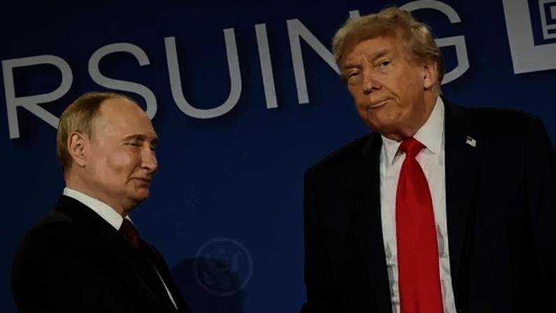 O presidente dos EUA, Donald Trump, e o presidente russo, Vladimir Putin, na Base Conjunta Elmendorf-Richardson, em Anchorage, Alasca, EUA 15 de agosto de 2025REUTERS/Kevin Lamarque