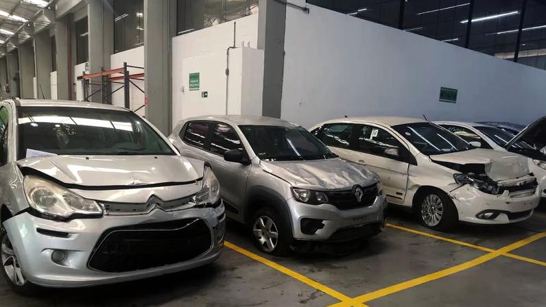 Carros no processo inicial de reutilização das peças. Imagens da Renova/empresa de reciclagem e desmonte de veículos. Foto: Amanda Lino