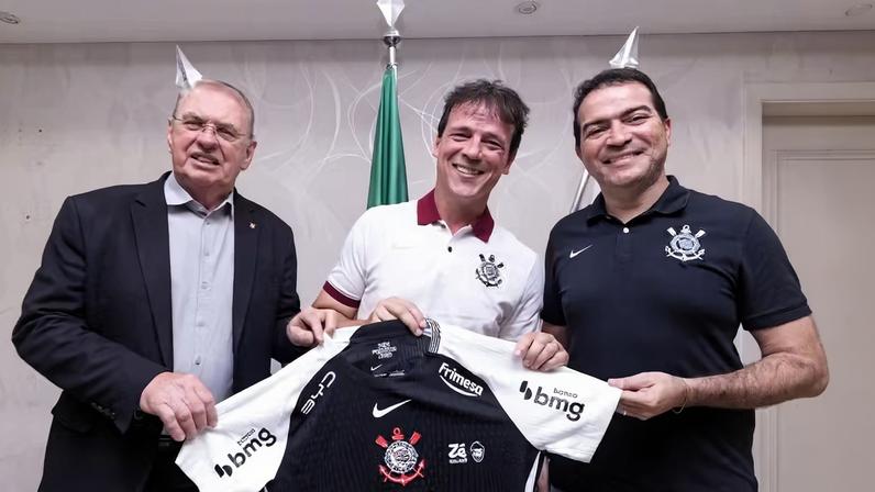 Fernando Diniz terá liberdade para cobrar os jogadores. Stabile e Paz querem mais firmeza do que Dorival demonstrava