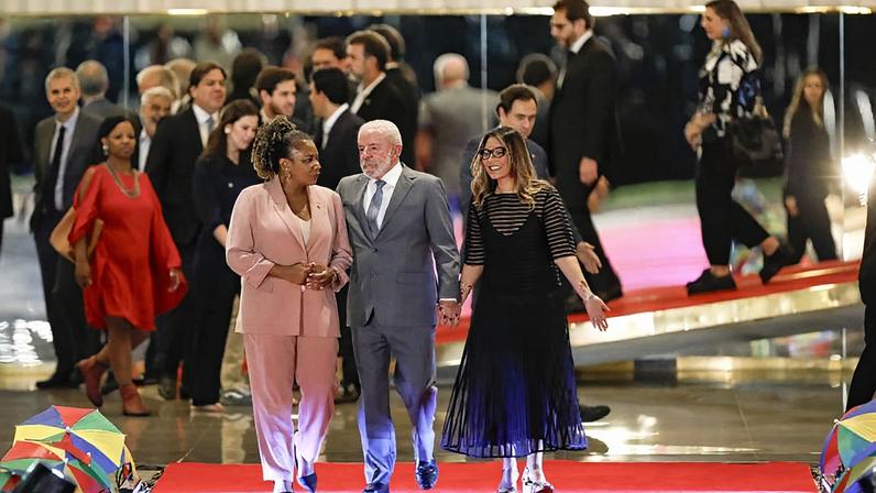 Margareth Menezes (à esq.), Lula (centro) e Janja (à dir.) durante o Cine Alvorada em que foi exibido o filme "O Agente Secreto"