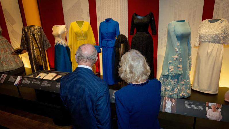 Realeza britânica celebra o que seria o 100º aniversário da rainha falecida