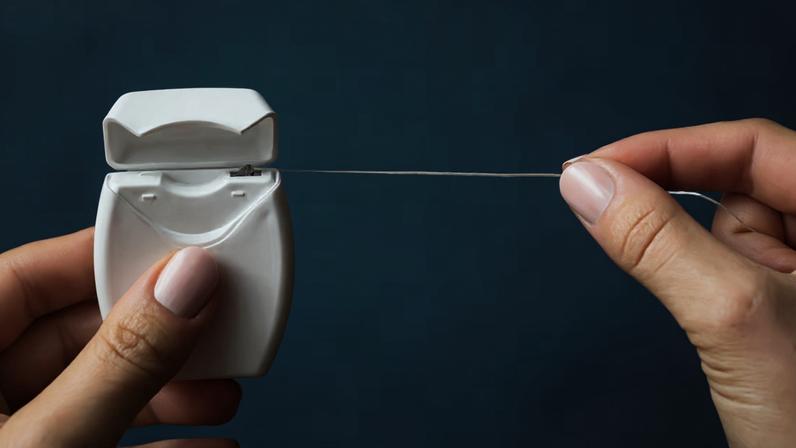 Etapa essencial da higiene bucal, o uso de fio dental pode proteger até o coração