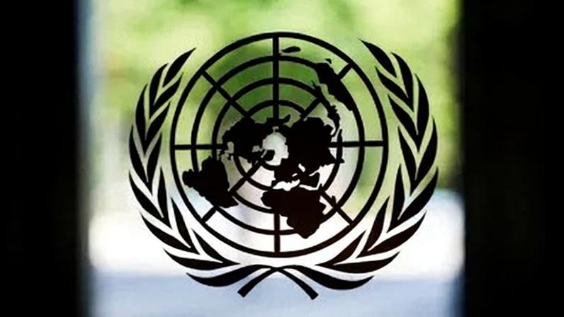 Logo da ONU na sede da entidade em Nova York