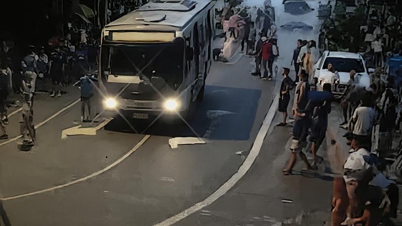 Segundo a Polícia Militar (PM) o motorista do coletivo não percebeu o atropelamento e só parou após ser parado por policiais