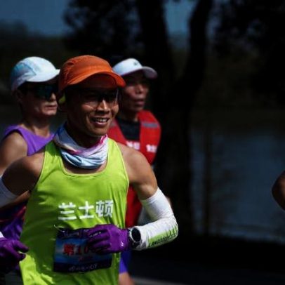 Corredor chinês chamado 'Forrest Gump' completa 100 dias correndo 100 km/dia