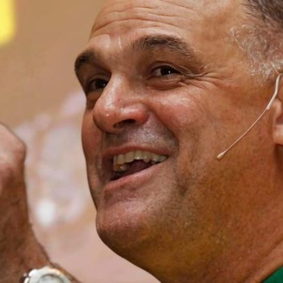 Oscar Schmidt é levado ao hospital após passar mal em SP